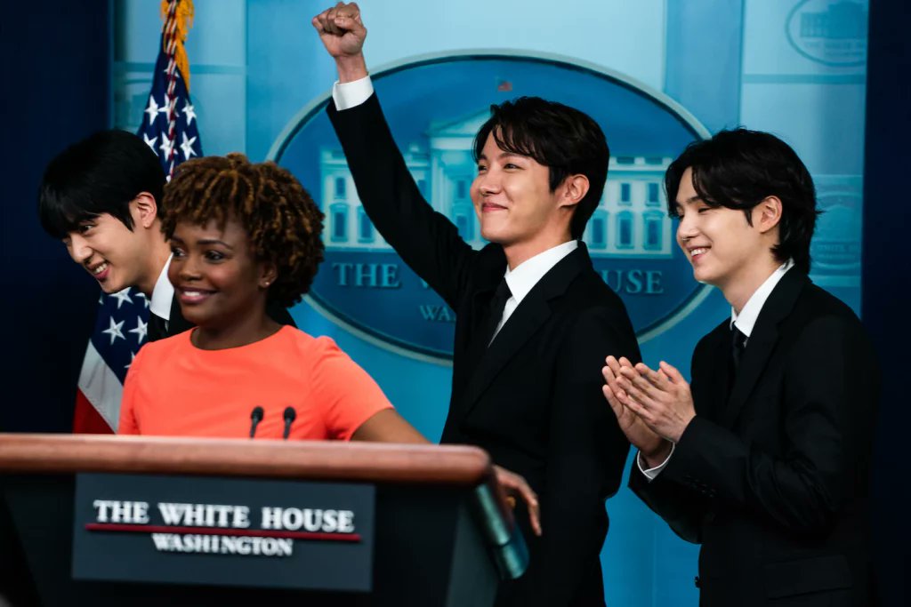 cestlavie9090's tweet photo. Look how people were being greeted with such a warm sunshine smile from Hobi right from the moment he entered to the moment he exit the room.

💜🌞 @BTS_twt https://t.co/8hblU9Z6zq
