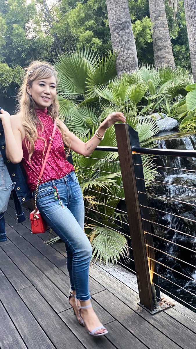 KukanaAna's tweet image. What I wore for a casual dinner out @castaway Burbank, CA

#jeans #skinnyjeans #sequintop