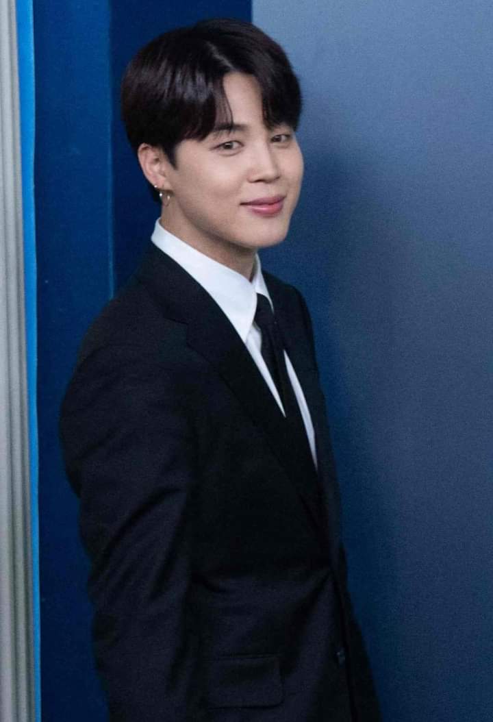 Jminmcz's tweet photo. No please, you don't understand the feeling of finally seeing his face and those smiles again over a month 😭💜  We've been missing you so much Jimin, we'll wait for you to come home 😚 https://t.co/ySs3gRbvFg