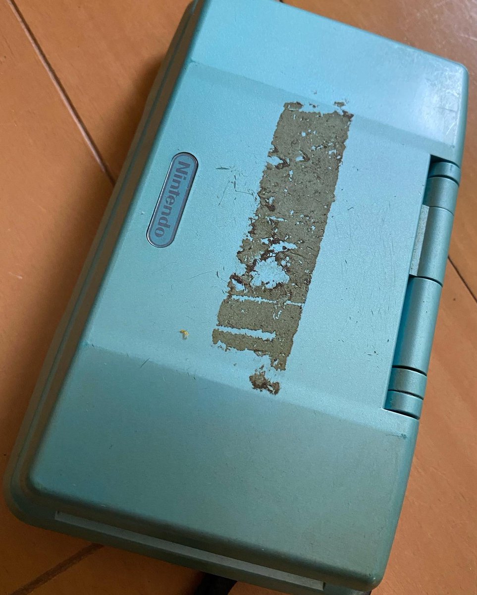 ShinJp1's tweet photo. ニンテンドーDS (初代)
任天堂
2004年12月2日　発売

ジャンクコーナーで泣き声を感じ…
保護。
汚れを落として軽く磨いて笑顔になり輝きを増しました😄

#レトロゲーム
#Retrogame
#任天堂
#nintendo
#ニンテンドーDS
#NintendoDS
#携帯ゲーム機
#HandyGame https://t.co/Alsd0zUh4E