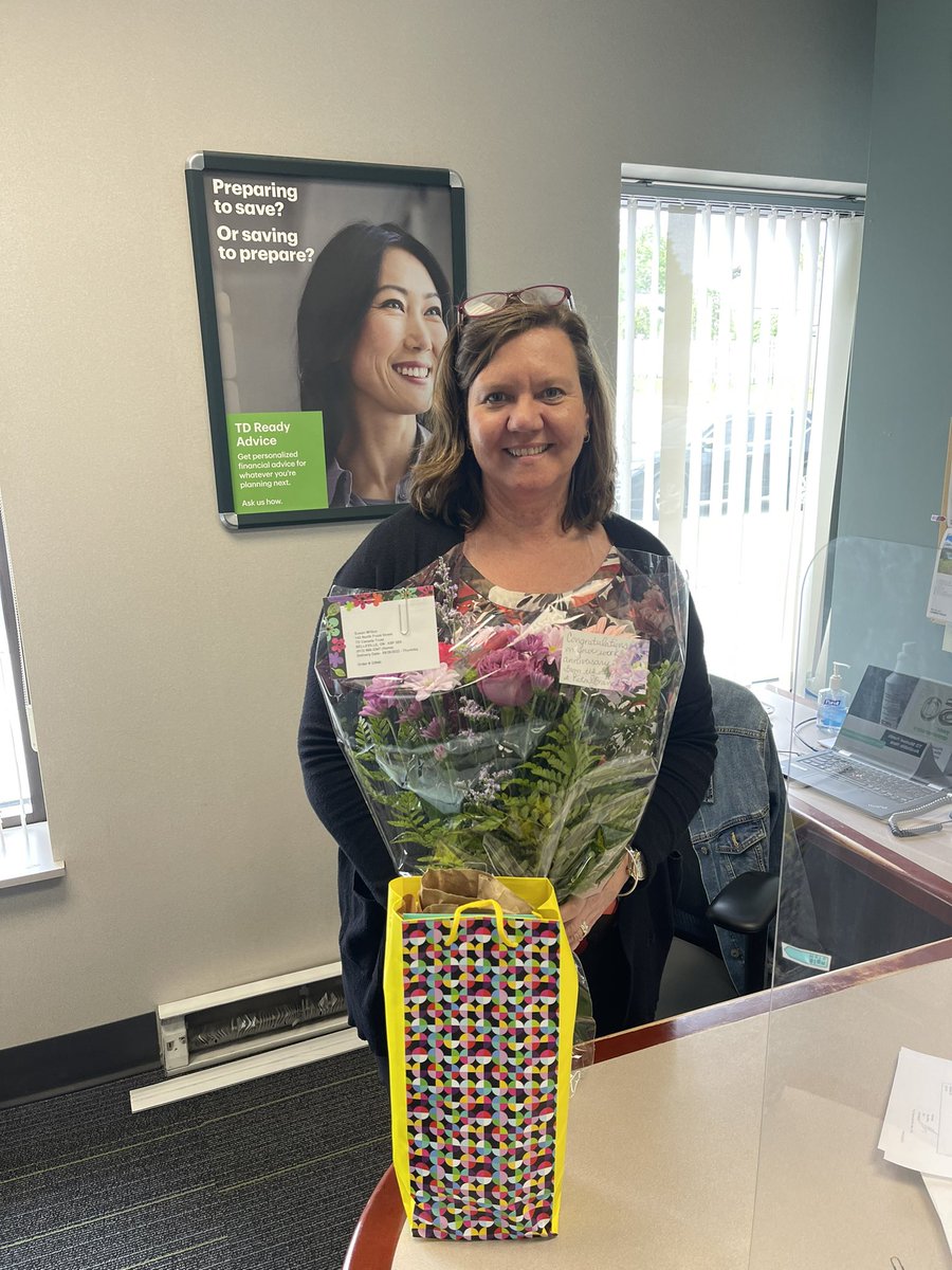 Happy 27th @TD_Canada Anniversary Sue! Regardless of what we are going through (branch closure or short staff) we always find time to celebrate and appreciate the success of our colleagues. I wish you have many more successful years to come. @4wiltons #WeMakeTD #WeGoThis