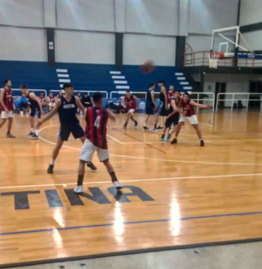 CASLABasquetFvo's tweet photo. Nuestros U19 🔵 se enfrentaron a la Selección 🇦🇷 U18 en el Cenard. 

El Conjunto Nacional continúa su preparación para el FIBA Américas de Tijuana.

Enorme experiencia para los jugadores dirigidos por @PabloBertoni1
y @ClavijoNico con la asistencia del PF @chucholopezok

🇦🇷🔵🔴 https://t.co/YDQ6sg8yBU