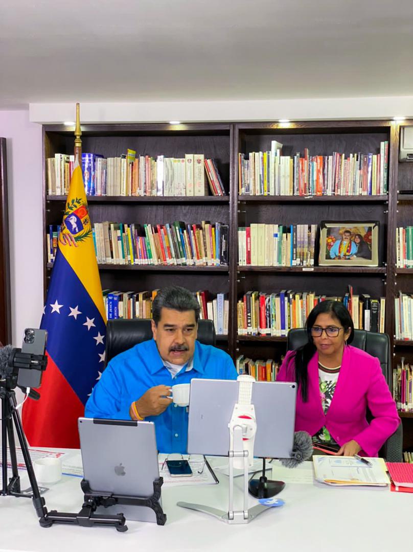 NicolasMaduro's tweet photo. ¿Se conectaron a mi transmisión del nuevo programa https://t.co/Ec8oFyXlpj? Estoy feliz de conectarme con ustedes y leer sus mensajes, propuestas y denuncias, que serán atendidas con el 1x10 del Buen Gobierno. ¡No hay duda! Esta etapa llegó para dar respuestas en tiempo real. https://t.co/T4dhv3uaff
