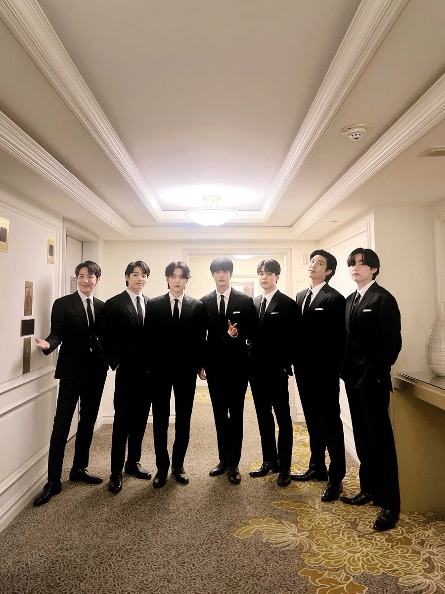 [#오늘의방탄] BTS visited the #WhiteHouse to discuss anti-Asian hate crimes and Asian inclusion! 잊을 수 없는 경험을 선사해 준, 전 세계 모든 아미 여러분 고마워요! #BTSatTheWhiteHouse #백악관소년단 #BTS #방탄소년단