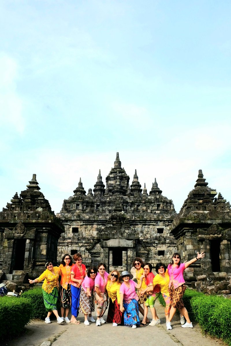 Ari2jogja's tweet photo. Epic moment with Ibu² from Jakarta https://t.co/F0ESBLsAwp