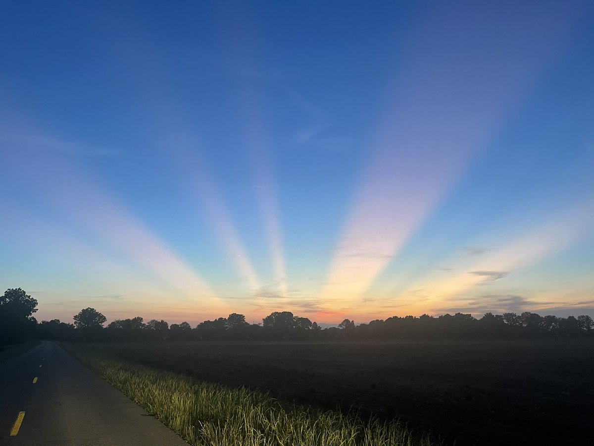 #kywx #tristatewx If you glanced at tonight’s sunset, you may have noticed these anti-crepuscular rays streaming above the western horizon! 

These originate from tall, distant thunderstorms casting a shadow in the sky as the sun sets! 

Photo taken in Graves County, KY.