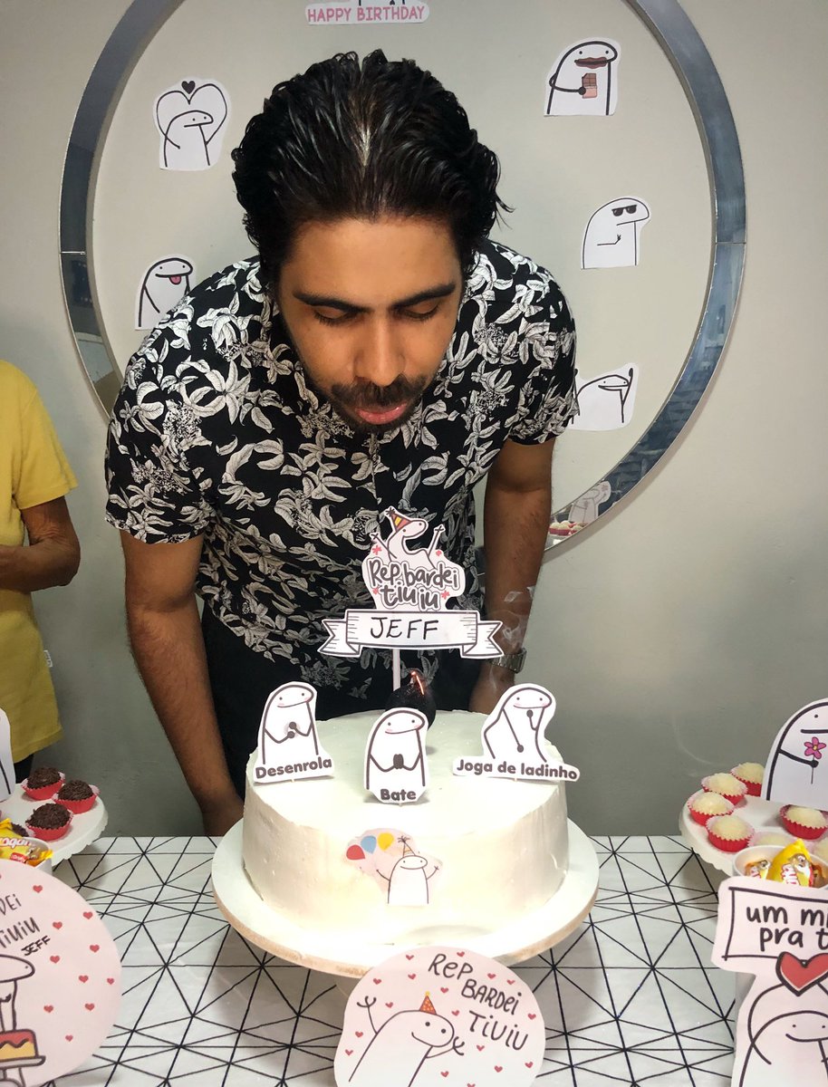SigaLopes's tweet photo. Aquele tal do ao vivo: apagando a velinha 🎂 #BDayJeff #31deMaio https://t.co/FNrjW4wicL