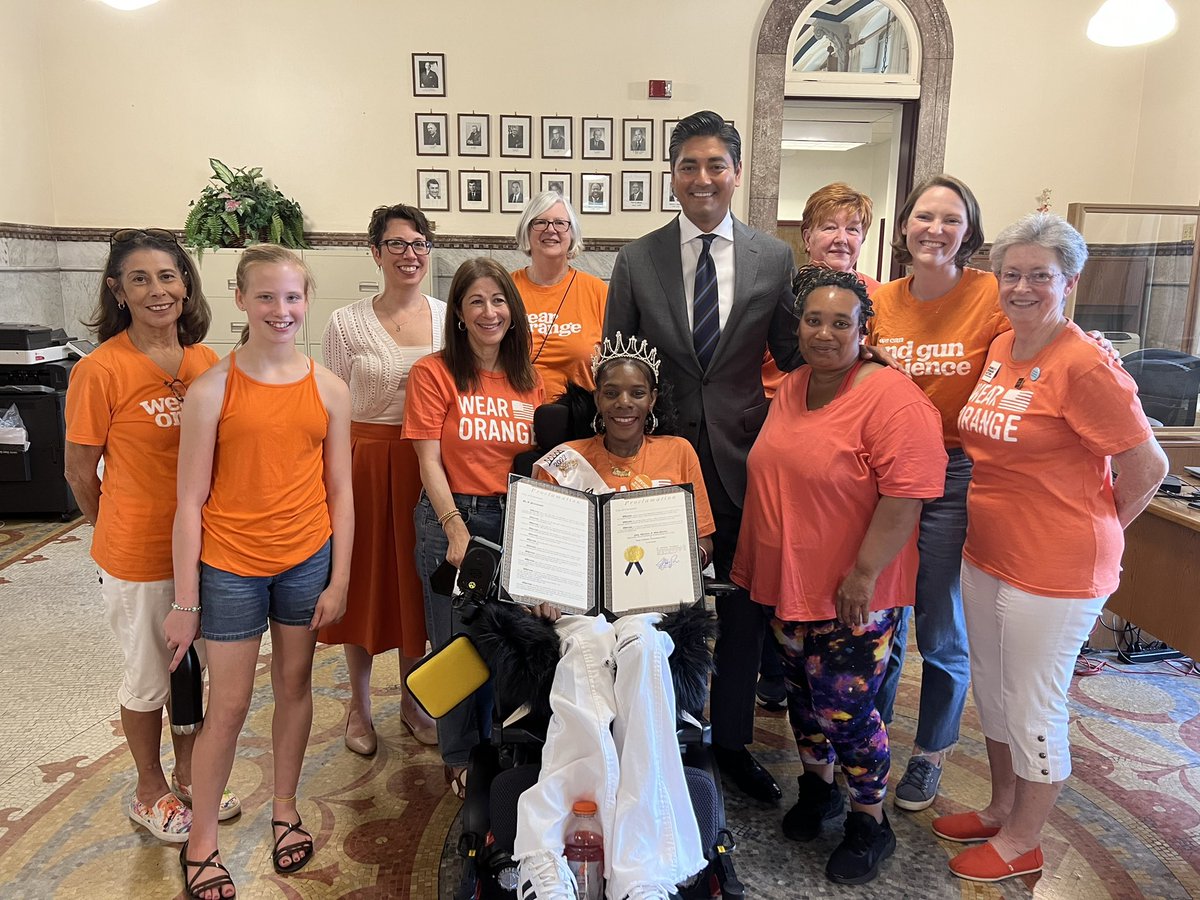Anna_Albi's tweet photo. Today, @MomsDemand met w/ Mayor @AftabPureval to discuss how to address gun violence in our community &amp; he proclaimed June 3 as National Gun Violence Awareness Day in Cincinnati. We are so grateful to have his support as we take on this public health crisis together. #WearOrange https://t.co/lOCiwv6t4M