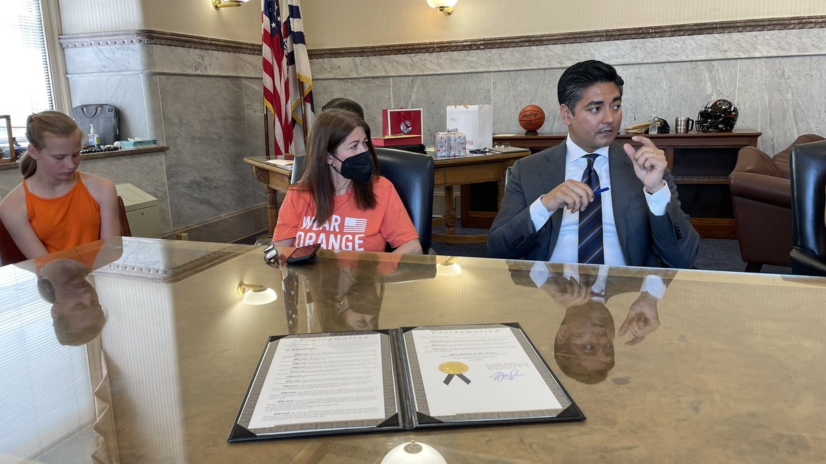 Anna_Albi's tweet photo. Today, @MomsDemand met w/ Mayor @AftabPureval to discuss how to address gun violence in our community &amp; he proclaimed June 3 as National Gun Violence Awareness Day in Cincinnati. We are so grateful to have his support as we take on this public health crisis together. #WearOrange https://t.co/lOCiwv6t4M
