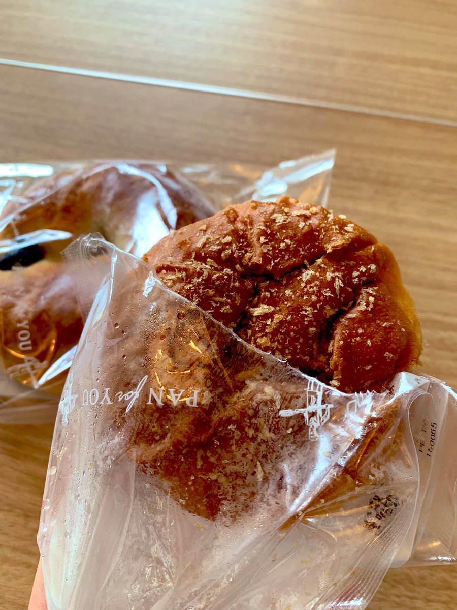 m0cchi626's tweet photo. 最近オフィスに導入された、パンフォーユー🥐冷凍パンをチン!いろんな種類あって楽しい。。全種類食べ尽くしたい。
オフィスおかんも引き続き愛用中。サラダチキンバーが登場しててタンパク質も摂れるからありがたい、、
#パンフォーユー #panforyou #オフィスおかん https://t.co/aXA0PaQyUM