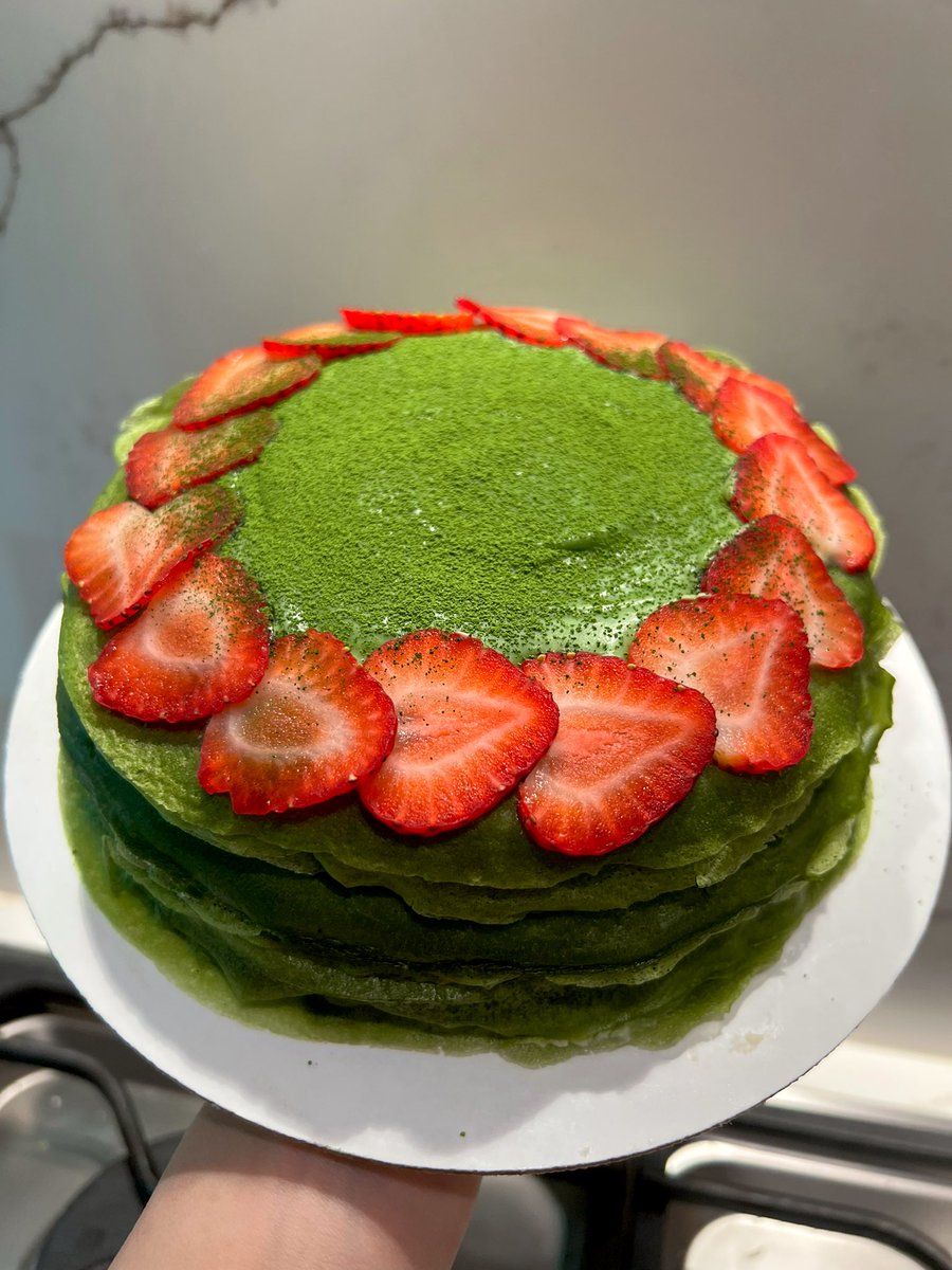 AriaSaki's tweet photo. 🍵 matcha strawberry crepe cake 🍓 https://t.co/goxk6DppMX