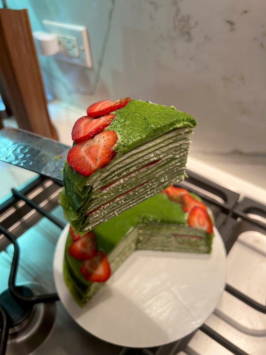 AriaSaki's tweet photo. 🍵 matcha strawberry crepe cake 🍓 https://t.co/goxk6DppMX