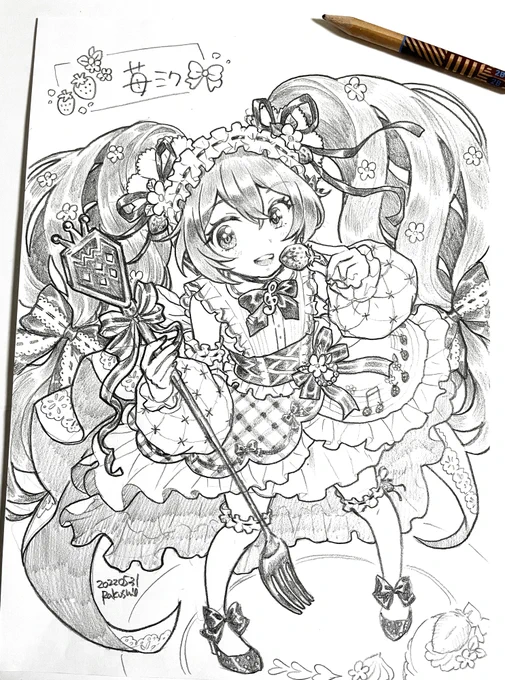 苺ミクさんです🍓 2B鉛筆1本で描きました。
「初音ミク15周年Anniversary」フィギュア企画の苺ミク衣装かわいすぎる
#初音ミク #ボーカロイド #アナログイラスト #鉛筆画 #VOCALOID 