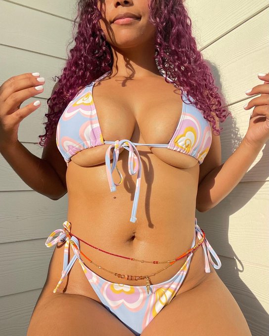 boobies or booty? 🌞 https://t.co/SsmdqsQFRJ