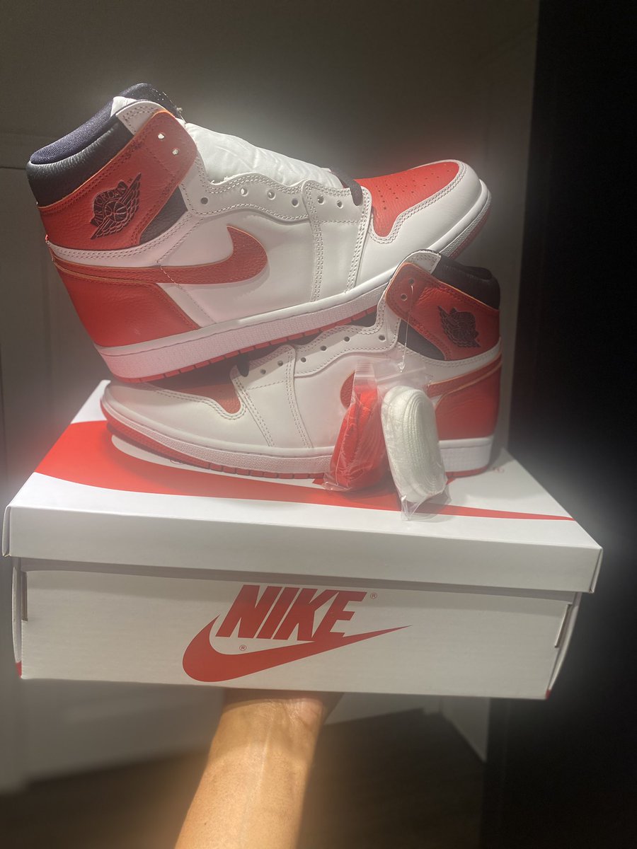 Alex30577695's tweet photo. #AirJordan1
#Heritage
#Sneakerhead
#ForTheToe
#WipeYourSneakers
#WearYourSneakers
@Nike @NikeSNKRS 💪🏾
These Look Way Better In Hand! 🔥 https://t.co/cYxcjQqADH