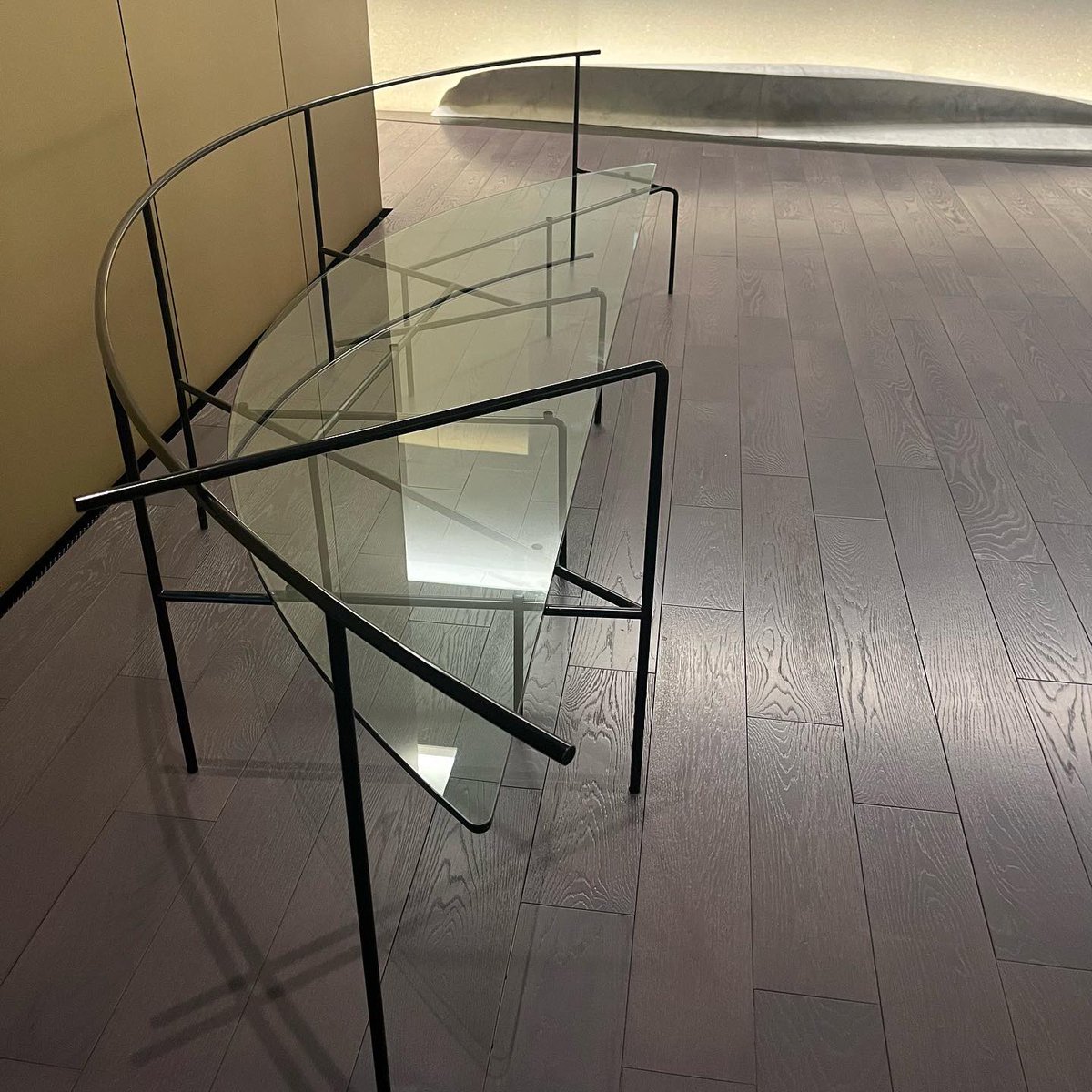 【ガラスのベンチ】
旧ブリヂストン本社ビルのロビーにあったが、ビル建て替えと同時にアーティゾン美術館のコレクション入りした倉俣史朗の一点もの。
・
割れそうで座りづらいが、座れる。
・
生前、親交が深かったという田中信太郎の立体作品《ソノトキ音楽ガキコエハジメタ》と共に。