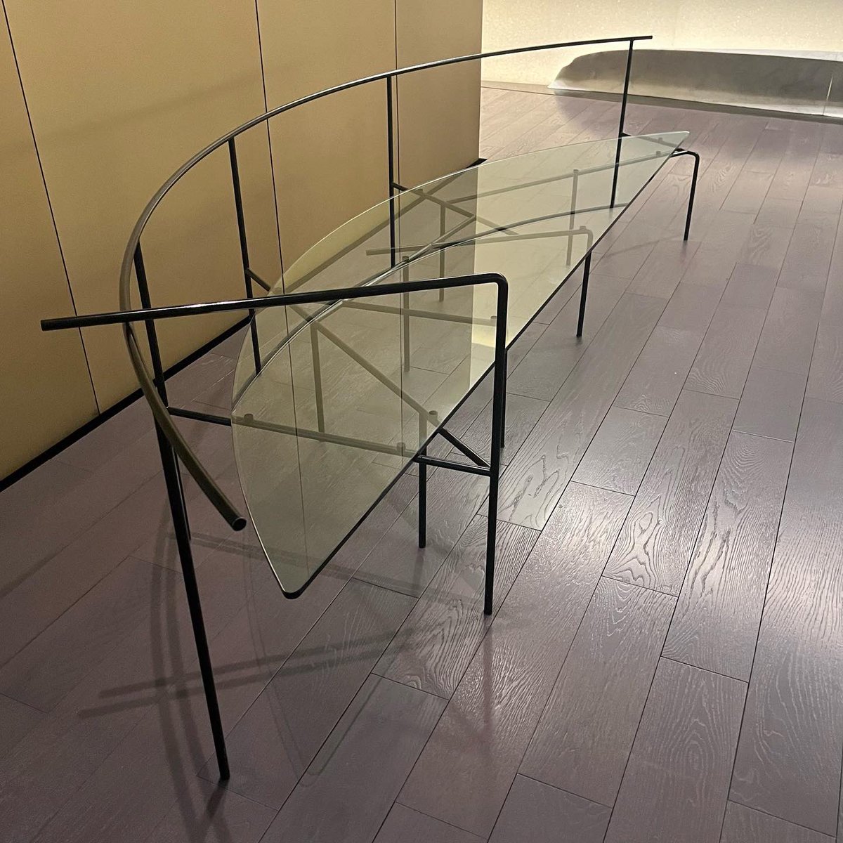 isupedia's tweet photo. 【ガラスのベンチ】
旧ブリヂストン本社ビルのロビーにあったが、ビル建て替えと同時にアーティゾン美術館のコレクション入りした倉俣史朗の一点もの。
・
割れそうで座りづらいが、座れる。
・
生前、親交が深かったという田中信太郎の立体作品《ソノトキ音楽ガキコエハジメタ》と共に。 https://t.co/ryiGrvPVOH