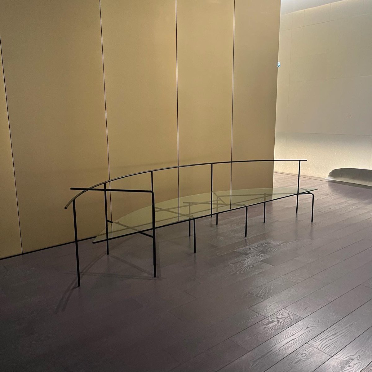 isupedia's tweet photo. 【ガラスのベンチ】
旧ブリヂストン本社ビルのロビーにあったが、ビル建て替えと同時にアーティゾン美術館のコレクション入りした倉俣史朗の一点もの。
・
割れそうで座りづらいが、座れる。
・
生前、親交が深かったという田中信太郎の立体作品《ソノトキ音楽ガキコエハジメタ》と共に。 https://t.co/ryiGrvPVOH