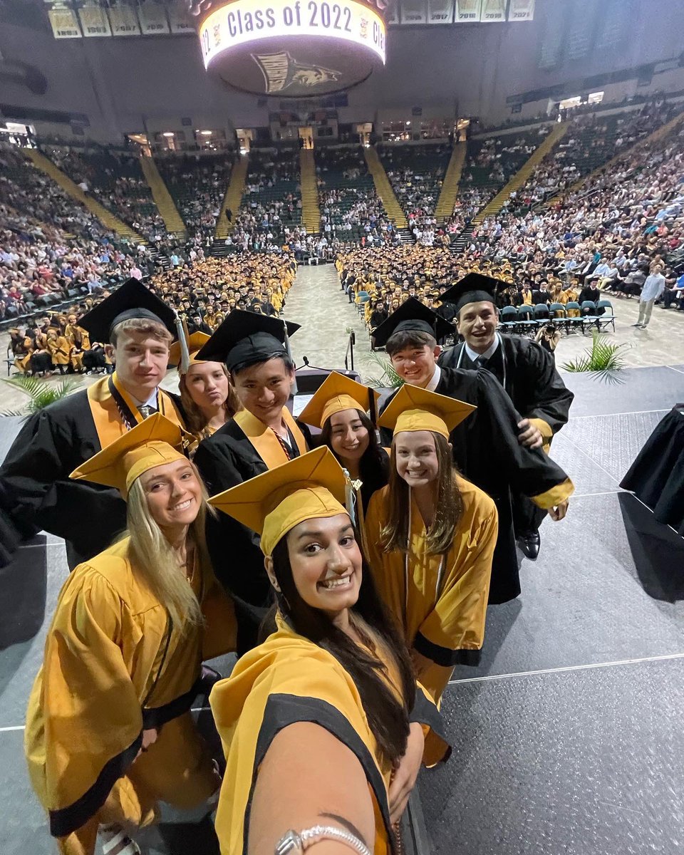 ElksStuCo's tweet photo. Thank you, Centerville 💛🖤 It’s been our honor to have served as your Senior Class Officers - Arnold, Krisha, Lucy, Elton, Alli, Zoe, and Kevin
@TheHerdCHS https://t.co/umAGZPDbcb