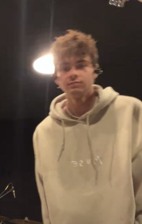 yourlightkk's tweet photo. me when someone says they haven’t streamed how do you love somebody yet

(this is ur sign to go stream if u haven’t) 

#HDYLSOutNow https://t.co/0DuuPwJD2x
