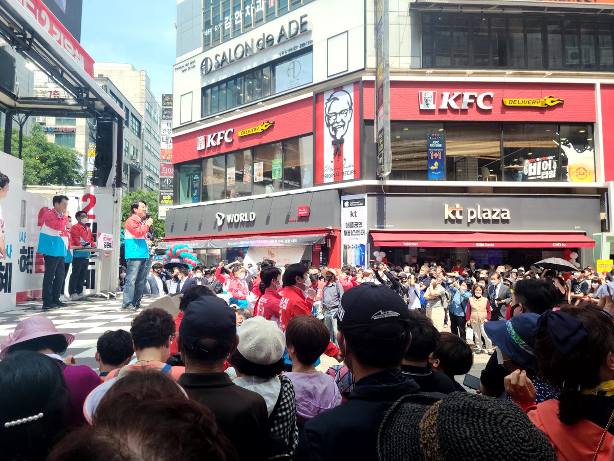 군포시민이 키운 유능한 군포시장후보 하은호, 도의원후보 이문섭, 유세차량 위에서  유세중입니다
군포시 국민의 힘 후보님들 힘내세요~
 #군포시장후보 하은호 #군포도의원후보 이문섭
#경기도지사 김은혜  #분당갑 국회의원 #안철수