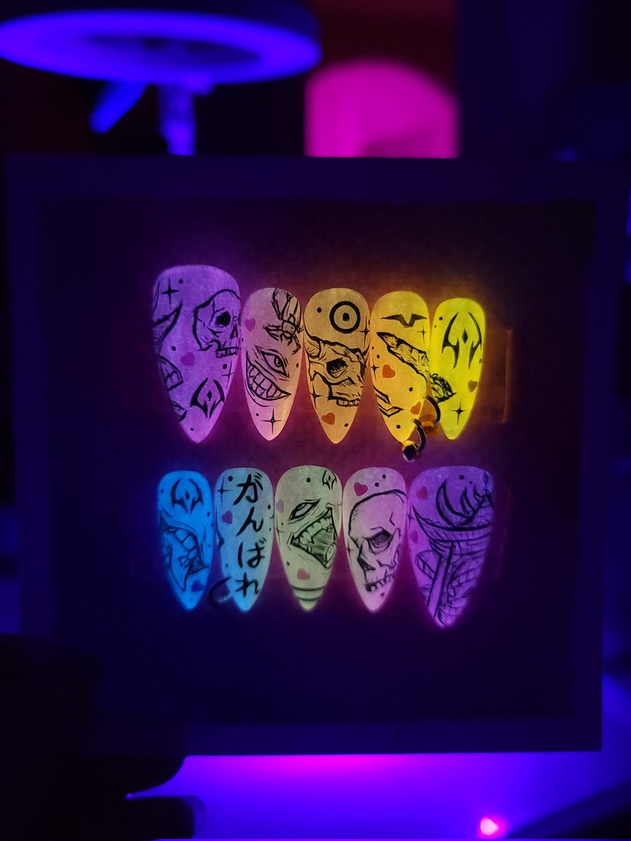 TheBrandyA's tweet photo. If it doesn't glow then I don't want it 😤

Sukuna nails by me for me 😌 https://t.co/VAyKswtmEu