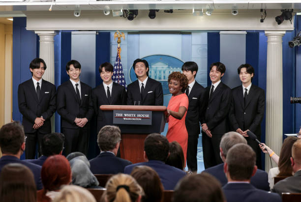 YoonJin1365244B's tweet photo. @bts_bighit #RM : “..Hi, we’re BTS, and it is a great honor to be invited to the White House today to discuss the important issues of anti-Asian hate crimes, Asian inclusion, and diversity.”

#kimNamJoon #BTS_Proof @BTS_twt #BTSAtWhiteHouse #백악관소년단 https://t.co/OWjHt1w1jj