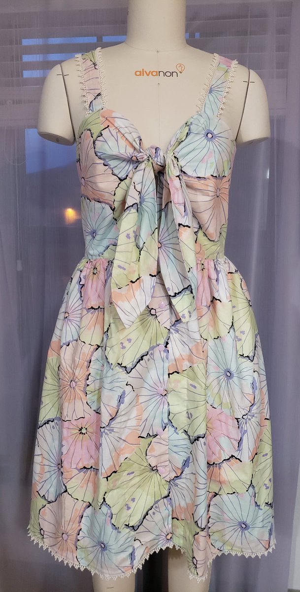 retrogradesigns's tweet photo. Dress done 👗 changed the neck shape a little from the pattern and should have not trusted their size reccomendation 😒 but at least its a little big and not a little small! 
Of course has pockets 🙌 https://t.co/tGtSDMpg7T