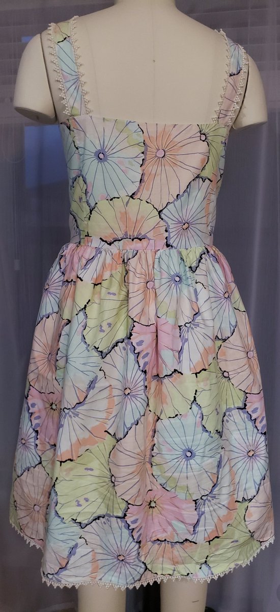 retrogradesigns's tweet photo. Dress done 👗 changed the neck shape a little from the pattern and should have not trusted their size reccomendation 😒 but at least its a little big and not a little small! 
Of course has pockets 🙌 https://t.co/tGtSDMpg7T
