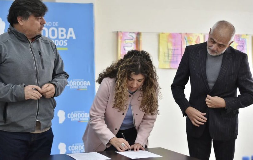 secdelamujercba's tweet photo. Se realizó la firma del convenio de cooperación para la formación de recursos humanos en materia de género, violencias y derechos humanos ✊🏼 entre la Asociación del Personal Aeronáutico Seccional Córdoba y el Ministerio de la Mujer.

@mintrabajocba 
@gobdecordoba https://t.co/aw5a5uRoTG