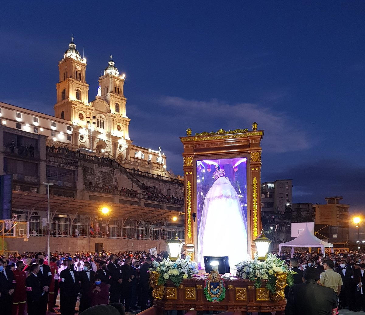 jm_janneth's tweet photo. Procesión de la Virgen de la Nube, por las calles de Azogues. https://t.co/S6OPAF3F6P