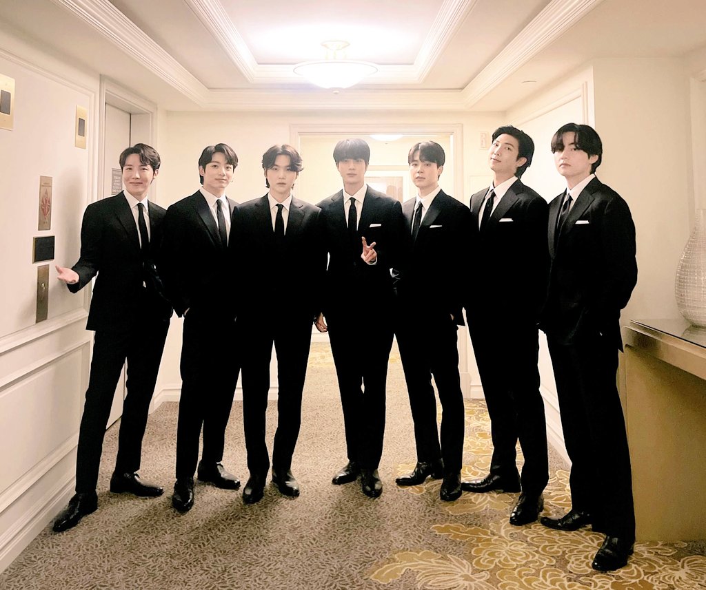 NJYHJTJ_BTS7's tweet photo. Waiting for.. 
"🔴BTS STARTED A VLIVE"

@BTS_twt #BTS #BTSARMY #BTSatTheWhiteHouse #OurPrideBts #ProudOfBTS https://t.co/f0LPchvGTI