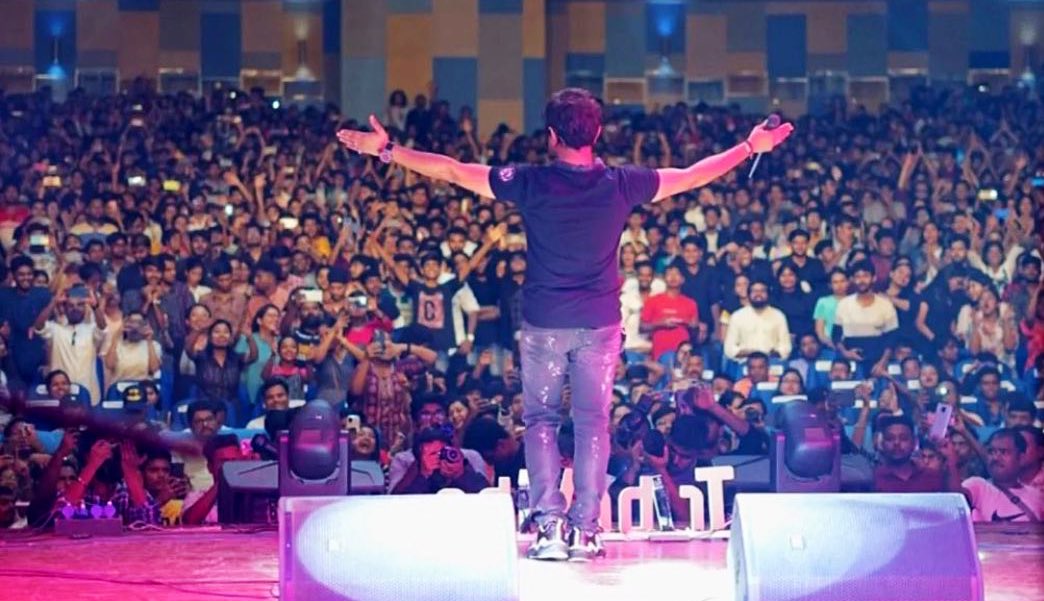 rjshonali's tweet photo. "Kaise kehe diya Alvida " आयुष्य कधी कोणत्या वळणावर पूर्णविराम घेणार हे कधीच भाकीत करू शकत नाही.
💔 #RIPKK #RIPLegend #lastpicture #lastperformance https://t.co/F4GyOzxMRo