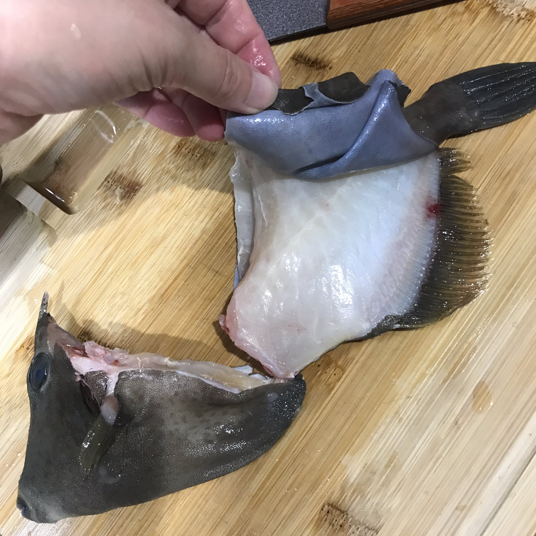 てんてまりん カワハギ 凄い 皮剥ぐの簡単 と思いきや 結局2枚目の薄皮も剥がなきゃいけないという でも身も薄皮もめっちゃ美味しくて感激 松井商店 浦安 かわはぎ T Co 5pkauxnwya Twitter