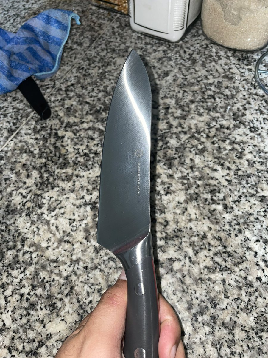15Ehb's tweet photo. Un día eres joven al otro día estás puliendo tu cuchillo Small Cook’s Knife de 15Cm de la promoción MasterChef de la @sirena_rd 😩 https://t.co/AKjMl02czg