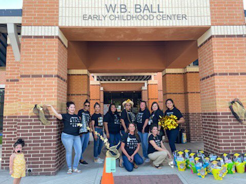 Ball_ECC's tweet photo. Team 1 PreK drive thru graduation celebration. We ❤️ our babies but Good Luck in Kindergarten #offtokinder @debrareiley @Ball_ECC @SeguinISD https://t.co/6M9gRk290U