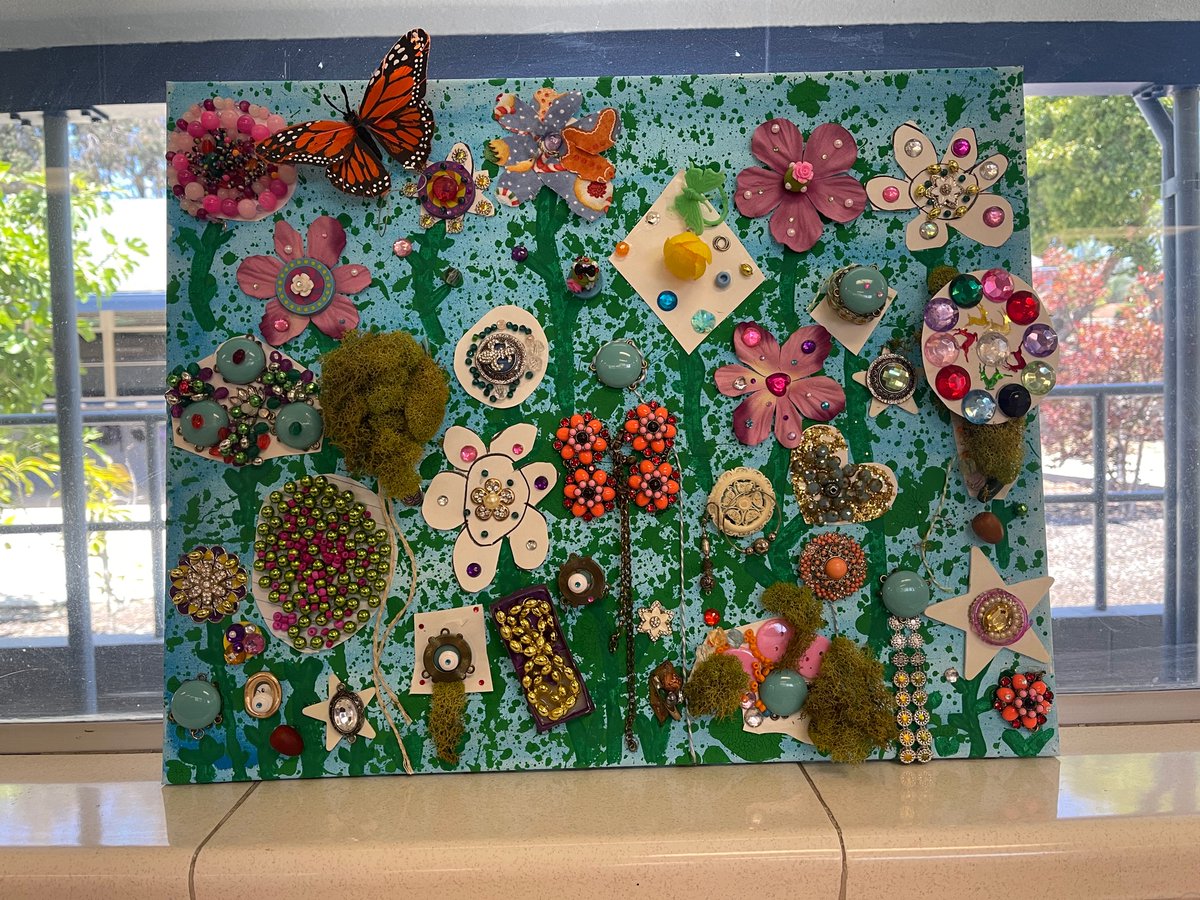 KainsLions's tweet photo. Summer Meadow Collage 🌺🌸🌷
Come bid on this beautiful, upcycled art handmade by our class! This beauty will be available to bid on @CamHeightsSTEM Open House this Thursday evening! #openhouse #artauction #upcycle https://t.co/eVSaRa4xKd