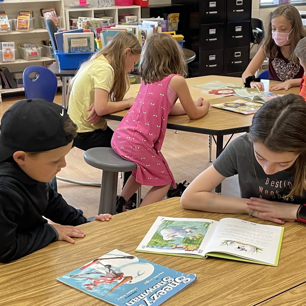 SFAS3_4Grade's tweet photo. We enjoyed reading some good books with our kindergarten buddies today! #sfas @IISSFAS https://t.co/tE5mfmTR2b