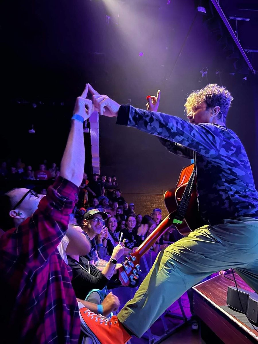 ussmusicfanpage's tweet photo. A wholesome moment shared between Ash and a fan @USSMUSIC @DaRealJayEffKay https://t.co/pHc0mWhVtC