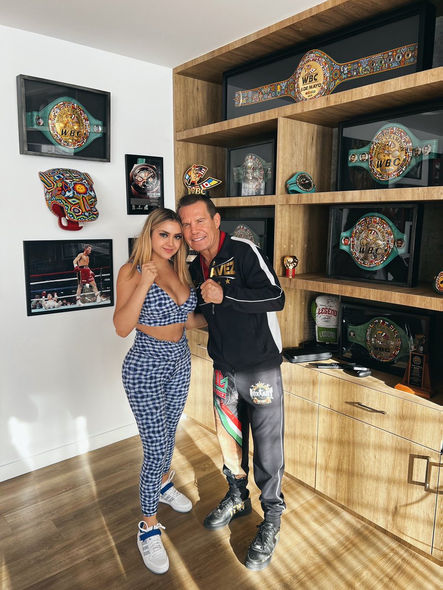 arigameplays's tweet photo. El día de hoy tuve la oportunidad de que el campeón Julio César Chávez me entrenara para prepararme para La Velada del Año ll 💖

Gracias por su tiempo y por sus enseñanzas! @Jcchavez115 https://t.co/hIcPIgPrcD