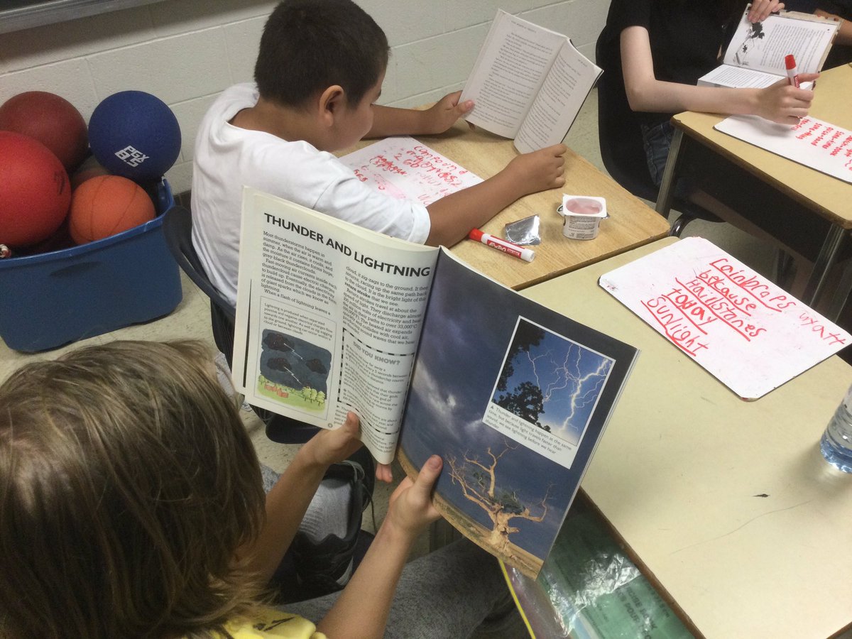 waltonsclass's tweet photo. Searching for compound words in our independent reading text in the Think Tank @WestwoodUGDSB @ugdsb quick word activity to discuss word meaning and word meaning. #onted #wordwork #edchat https://t.co/y0FSNVbBJY