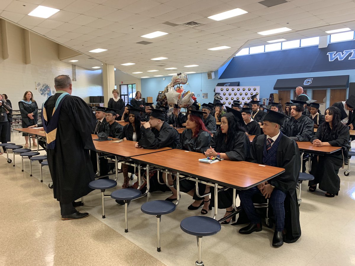 MountainViewHi2's tweet image. They came to us with their own stories and left being part of ours. Congratulations to Mountain View High School’s Class of 2022! We are in awe of you all! #familyloverespect #WeDoAtMountainView @FCPS_OSS @Region4FCPS