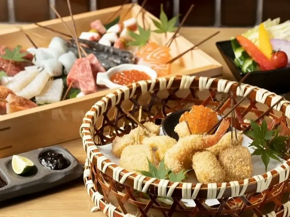 KushiteiH's tweet photo. 今日から6月☔
梅雨の時期に入りますが、串亭では初夏の食材を使用した熱々の串揚げを提供しております🍤

こだわりの串揚げはランチコースでもお楽しみ頂けます。
是非ご賞味下さいませ！
平日限定でランチコース御注文の方にソフトドリンクサービスしております🥤

#串亭博多 #6月 https://t.co/qBAFLqTohh