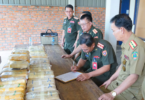 johnwSEAP's tweet photo. 914,000 #GoldenTriangle meth tablets in Savannakhet #Laos. Started with pursuit of #Mekong #trafficking boat that crossed into #Thailand & escaped - follow-up investigation at departure point turning up 5 large bags with another load @erlendaf @jdouglasSEA https://t.co/DUv9HUKyku https://t.co/qVN8u05N52