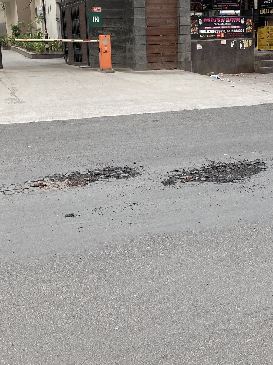 kshitijkacker's tweet photo. This is the current state of the newly constructed road in Gaur City 2,can ⁦@gaursons_india⁩ ⁦@OfficialGNIDA⁩ ⁦@nbhooshan⁩ ⁦@tejpalnagarMLA⁩ ⁦@Manojgaursons⁩ take cognisance of this and take corrective action https://t.co/E3uyIMe8mK