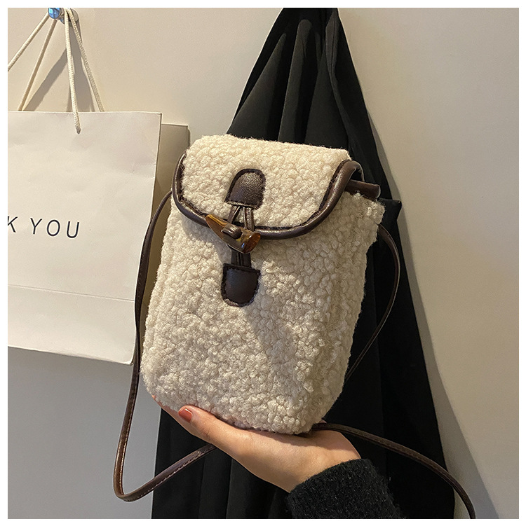 tongcaipacking's tweet photo. Popular Plush mobile phone bag women's autumn winter new messenger wallet vertical small square bag https://t.co/7gPDHpAUbY