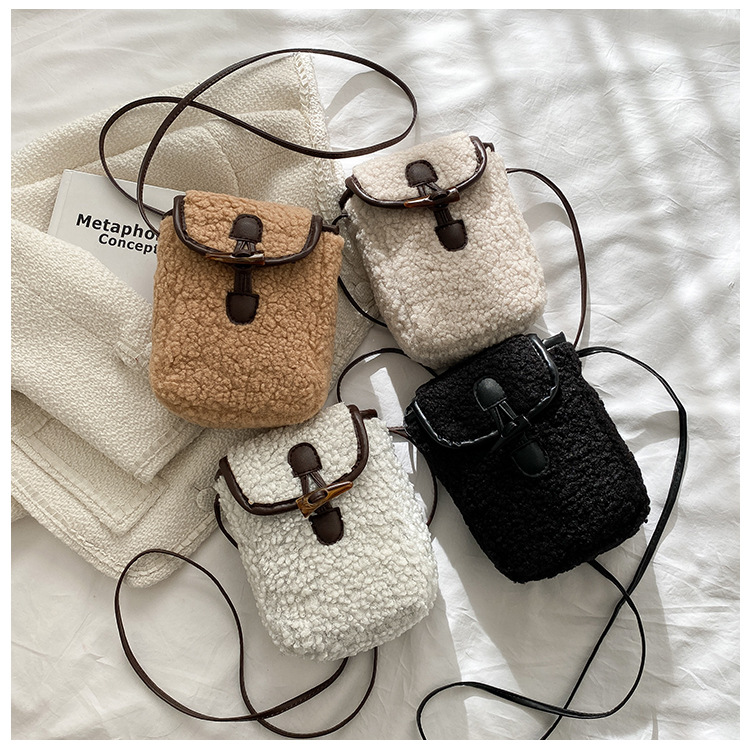tongcaipacking's tweet photo. Popular Plush mobile phone bag women's autumn winter new messenger wallet vertical small square bag https://t.co/7gPDHpAUbY