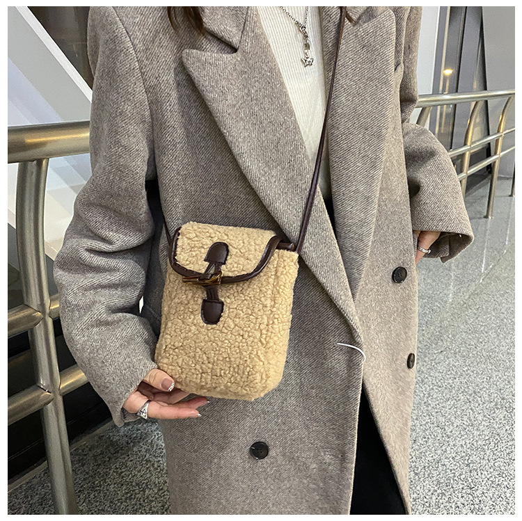 tongcaipacking's tweet photo. Popular Plush mobile phone bag women's autumn winter new messenger wallet vertical small square bag https://t.co/7gPDHpAUbY