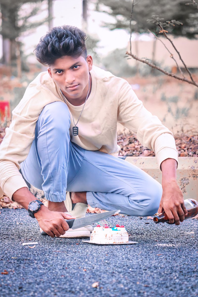 siddujames_'s tweet photo. May 30th Birthday 🎂
#itsjames #siddhujames 
I'm not ready to get Older
23 already 🎂🍺 Esskeetit all Folks 🔥 https://t.co/THk9GWxqPk