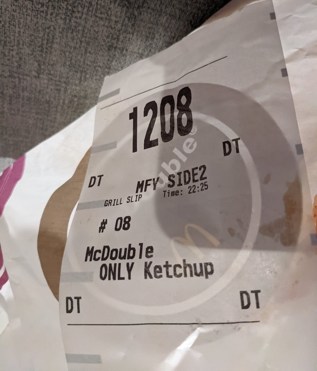 bzybee2014's tweet photo. Ordered a medium fry and McDouble tonight from @McDonaldsCorp
The fry container was only halfway opened and I'm missing a patty on my McDouble...
I guess we should stick with DoorDash instead of going through the drive thru because we could at least get a refund... https://t.co/ppzzaPvZmP
